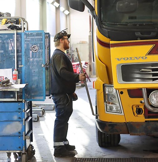 Mekaniker som reparerar en lastbil med märket Volvo